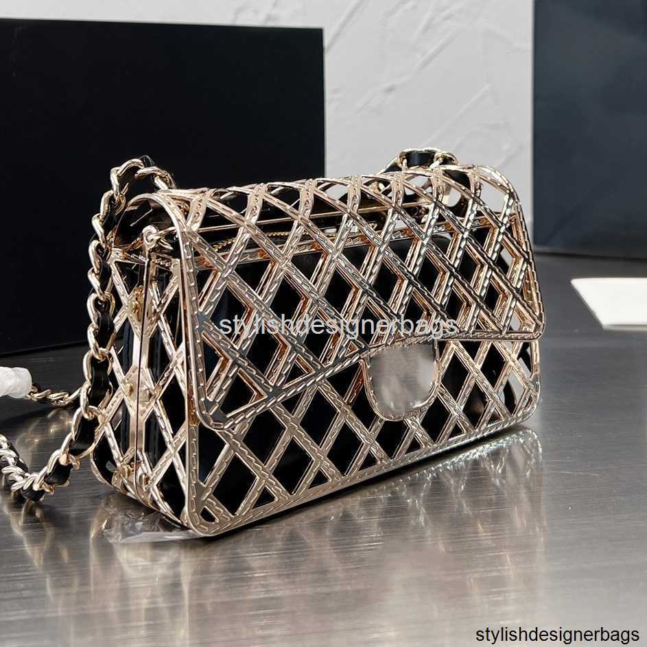 2022Ss Designer Gold Metal Hollow Flap Bag With Zip Leather Bag Lined Classic Check Hardware Chain Crossbody Bags Premium Luxury Ladies Mini Shoulder Handbag 18CM
2022Ss Designer Gold Metal Hollow Flap Bag With Zip Leather Bag Lined Classic Check Hardware Chain Crossbody Bags Premium Luxury Ladies Mini Shoulder Handbag 18CM