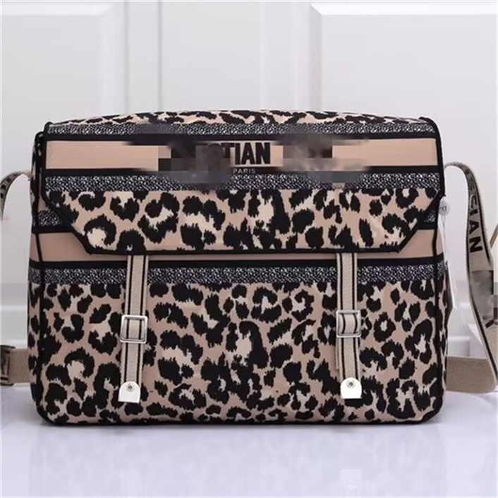 Diaper bag Waterproof Mommy diaper bag Baby Baby Zipper Brown plaid Print Sales Backpack Messenger Diaper Pile Tote Bag Fashion three-piece set H05
Diaper bag Waterproof Mommy diaper bag Baby Baby Zipper Brown plaid Print Sales Backpack Messenger Diaper Pile Tote Bag Fashion three-piece set H05