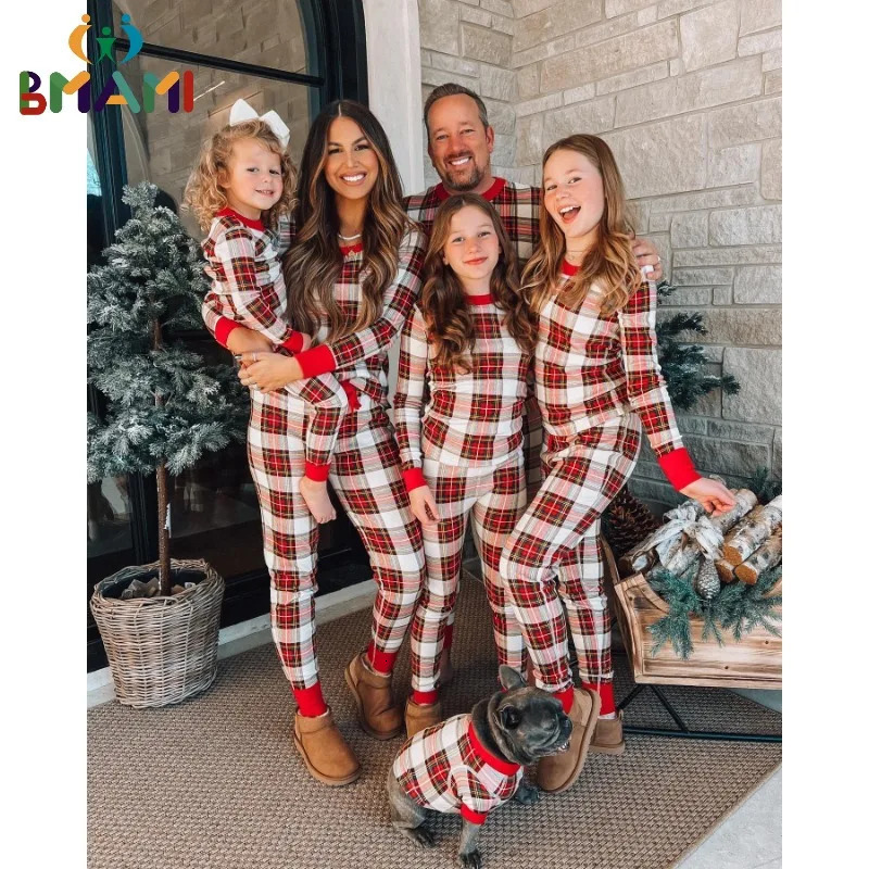 Family Matching Outfits Mother Father Baby Kids and Dog Clothes 2023 Christmas Look Red Plaid Sleepwear Thick Warm Pajamas 231129
