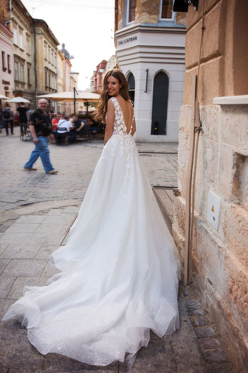 Attractive Deep V-Neck Wedding Dresses For Mariages Off-Shoulder A-Line Classic Backless Tulle Castle 3D-Floral Appliques Court Train Custom Made
