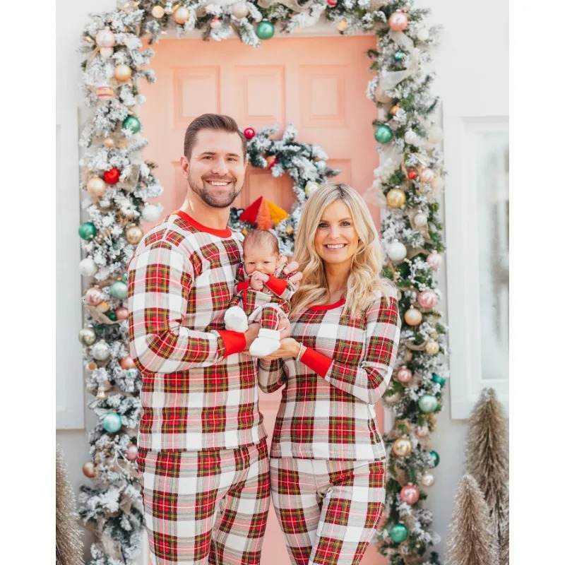 Family Matching Outfits Mother Father Baby Kids and Dog Clothes 2023 Christmas Look Red Plaid Sleepwear Thick Warm Pajamas 231129