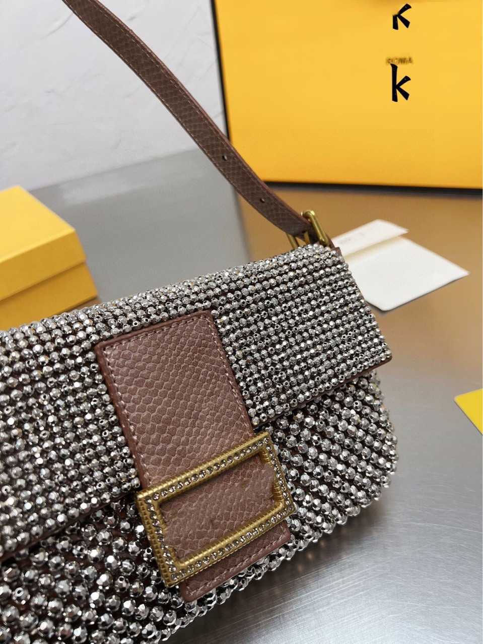 2023 designer New style beaded stick bag pearl inlaid underarm shoulder hand square female mini beaded money
2023 designer New style beaded stick bag pearl inlaid underarm shoulder hand square female mini beaded money