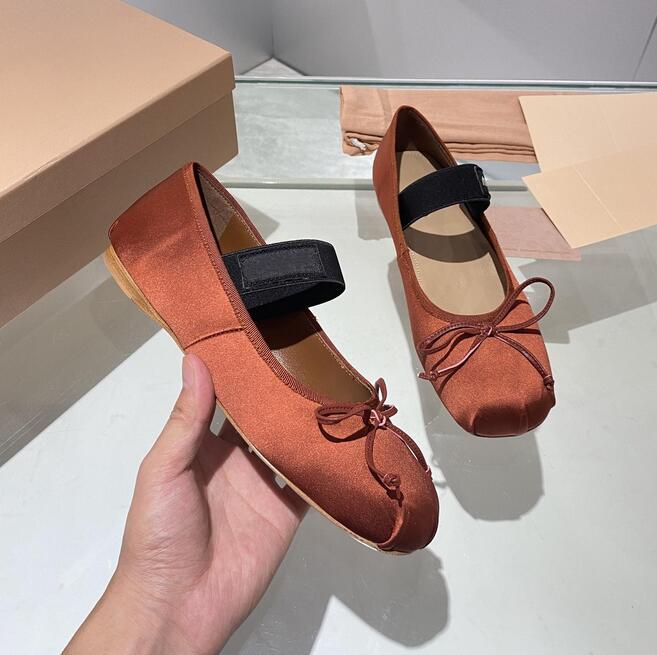 shoes ballet Miu women's boat shoes designer brand bow flat Mary Jane comfortable retro elastic band black and white pink gray red brown casual boat shoes. with box. TPR3, Sky blue
shoes ballet Miu women's boat shoes designer brand bow flat Mary Jane comfortable retro elastic band black and white pink gray red brown casual boat shoes. with box. TPR3, Sky blue