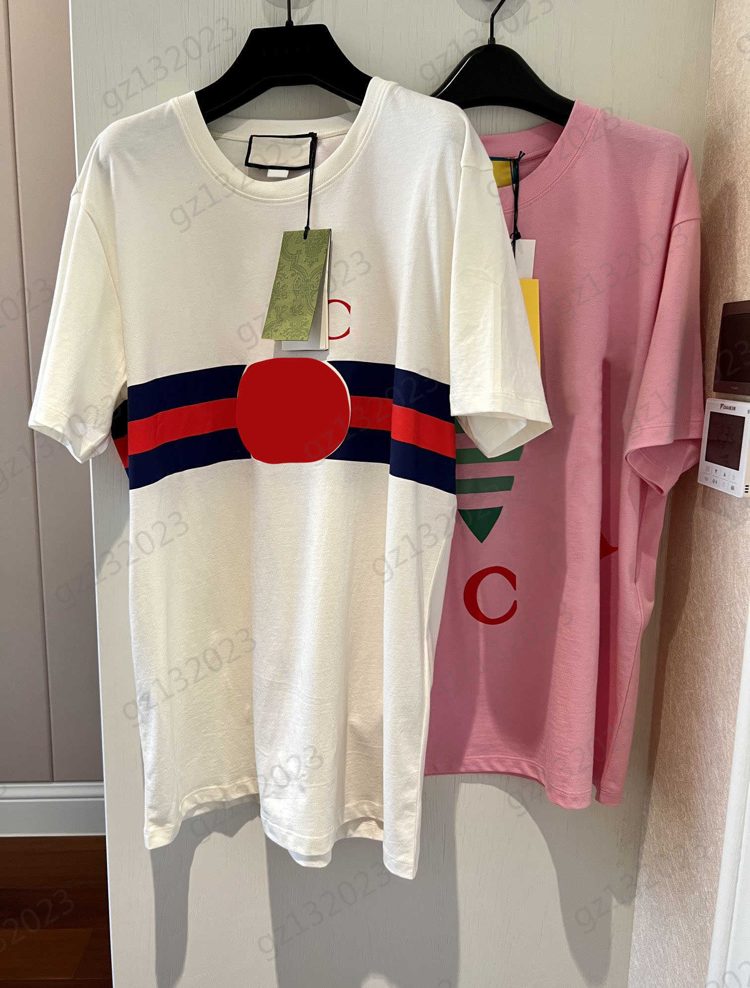 Designer T-Shirts Women Letter Logo Printing Short Sleeve T-shirt Classic Crewneck Design Loose Slimming Tops 2 Colors Essential T Shirt
Designer T-Shirts Women Letter Logo Printing Short Sleeve T-shirt Classic Crewneck Design Loose Slimming Tops 2 Colors Essential T Shirt