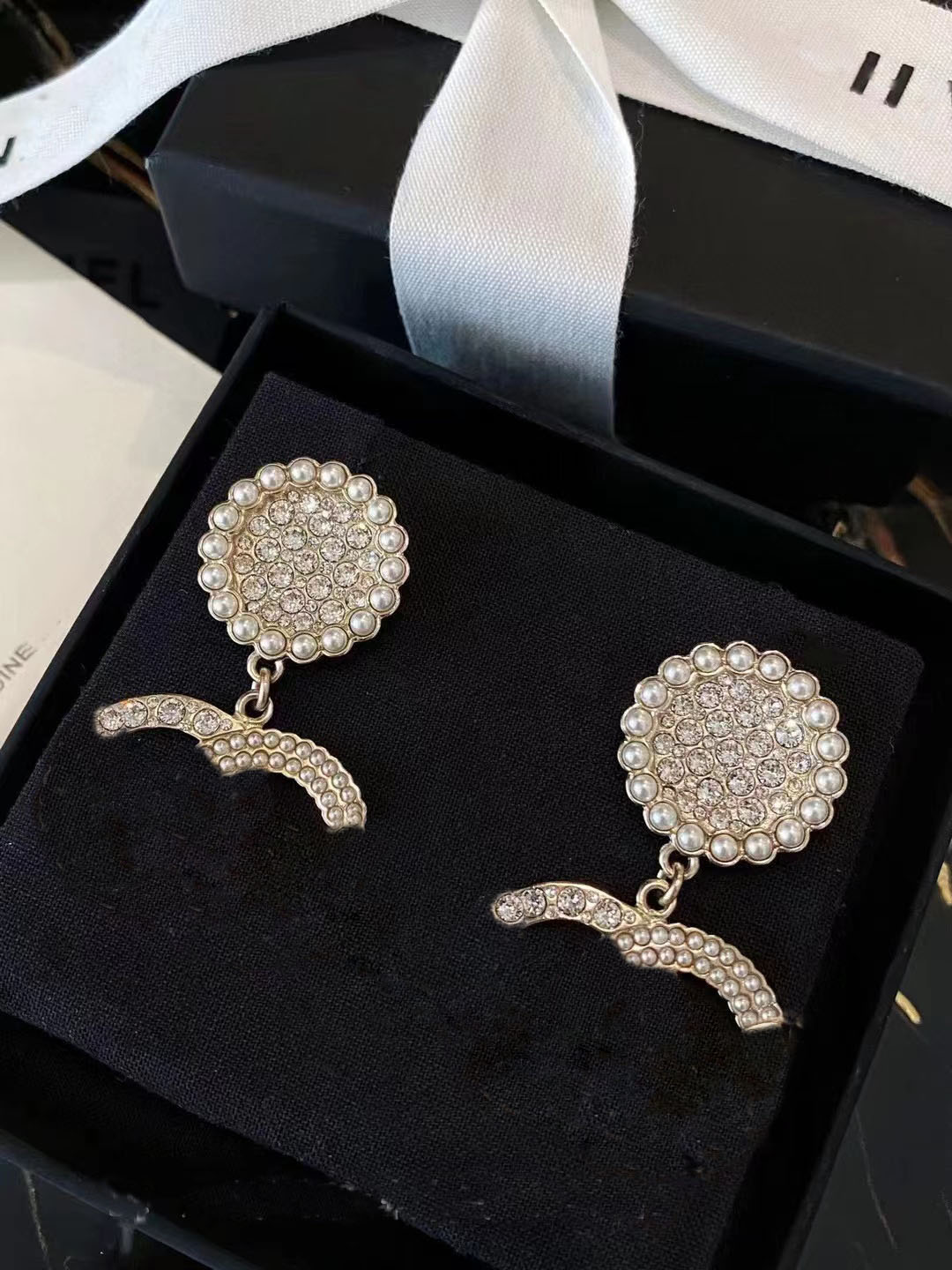 Fashion Dangle Light Gold Cystal Earings Designer Earrings for Women Lady Party Wedding Lovers gift engagement Jewelry with flannel bag
Fashion Dangle Light Gold Cystal Earings Designer Earrings for Women Lady Party Wedding Lovers gift engagement Jewelry with flannel bag