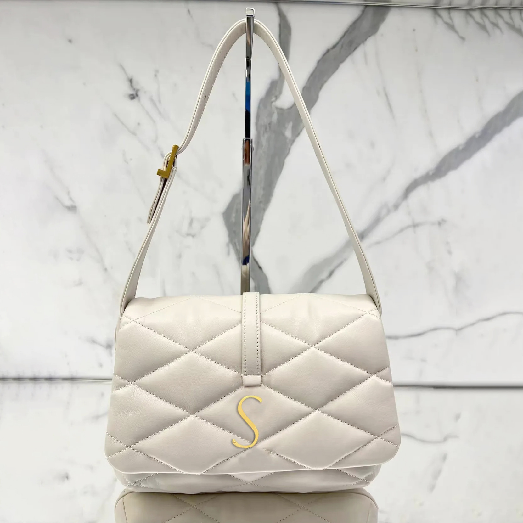 2022 latest Le 57 fashion tote Shoulder Bag top handle Hobo Luxury Designer Clutch wallet Womens classic Square quilted overlock hangdbag Crossbody Lambskin bags, Black
2022 latest Le 57 fashion tote Shoulder Bag top handle Hobo Luxury Designer Clutch wallet Womens classic Square quilted overlock hangdbag Crossbody Lambskin bags, Black