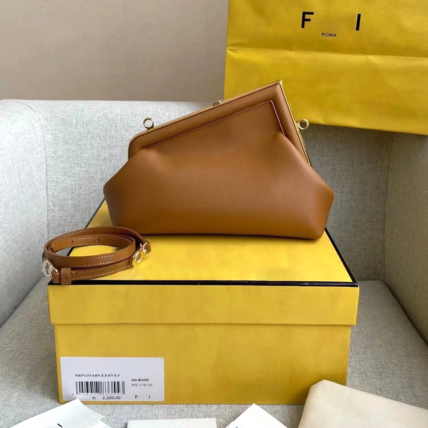 large Fashion Boston Bag Fend First classic Genuine Leather crossbody make up shoulder strap Women's men wallet luxury tote clutch travel toiletry Luxurys Designers, White
large Fashion Boston Bag Fend First classic Genuine Leather crossbody make up shoulder strap Women's men wallet luxury tote clutch travel toiletry Luxurys Designers, White