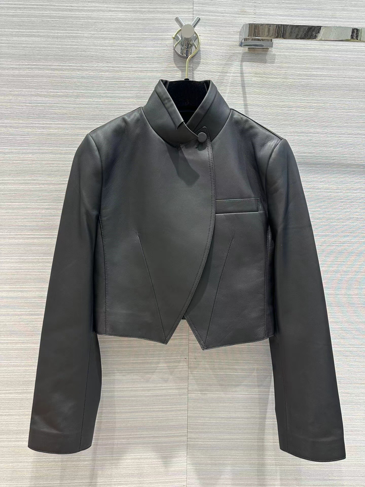 Milan Runway Women' Leather Coats 2023 New Spring Women' Jackets Laple Neck Long Sleeve Designer Brand Same Style Outerwear 0202-10, Black
Milan Runway Women' Leather Coats 2023 New Spring Women' Jackets Laple Neck Long Sleeve Designer Brand Same Style Outerwear 0202-10, Black