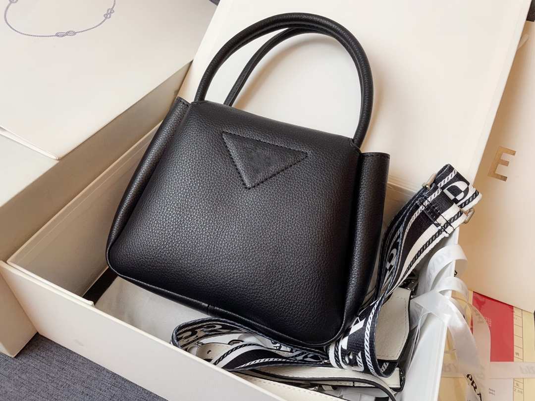 2023 new evening bag portable messenger shoulder bag women's retro leisure fashion college style, Black
2023 new evening bag portable messenger shoulder bag women's retro leisure fashion college style, Black