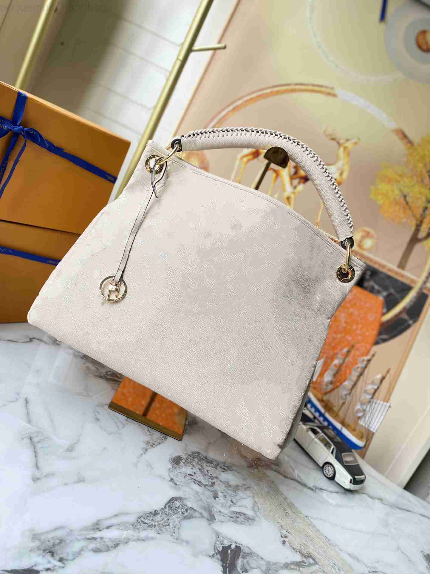 LVS White Women Luxurys Designers Bags Monograms Empreinte embossed Shoulder Tote Bags ARTSY MM Large-capacity handbag, Extra fast shipping
LVS White Women Luxurys Designers Bags Monograms Empreinte embossed Shoulder Tote Bags ARTSY MM Large-capacity handbag, Extra fast shipping
