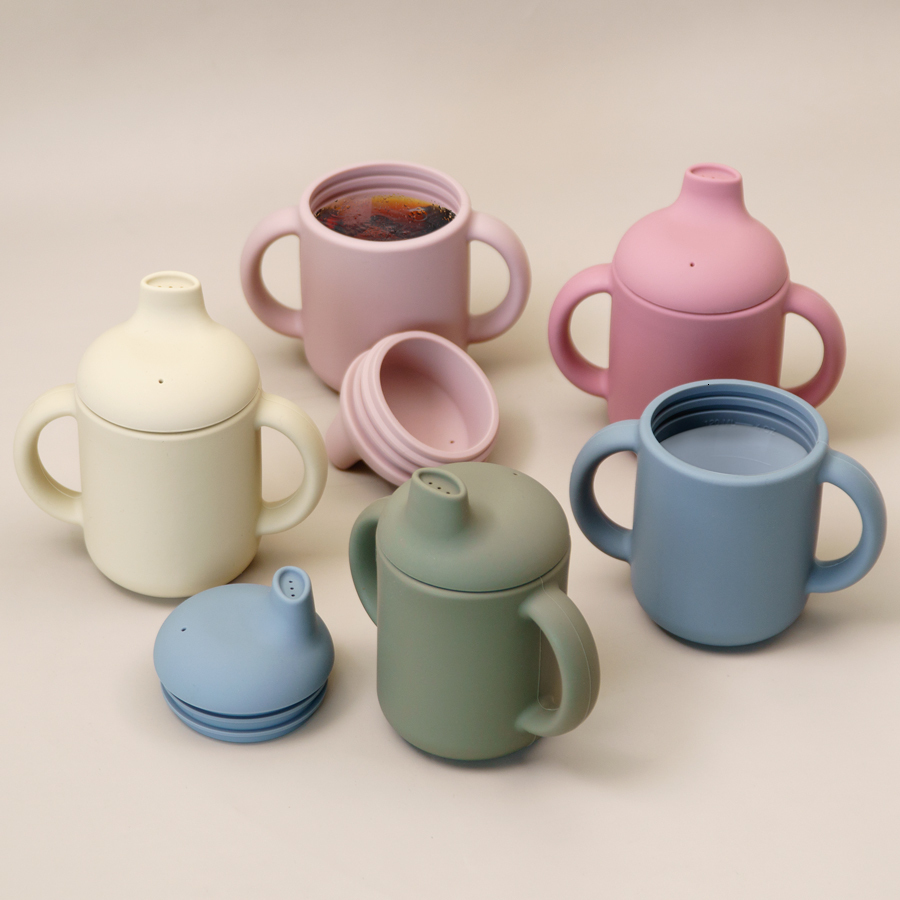 Cups Dishes Utensils Portable Baby Feeding Drinkware Cup born Learning Hand Shank Bottles Silicone Tableware Toddler Water Bottle Accessories 230202
Cups Dishes Utensils Portable Baby Feeding Drinkware Cup born Learning Hand Shank Bottles Silicone Tableware Toddler Water Bottle Accessories 230202