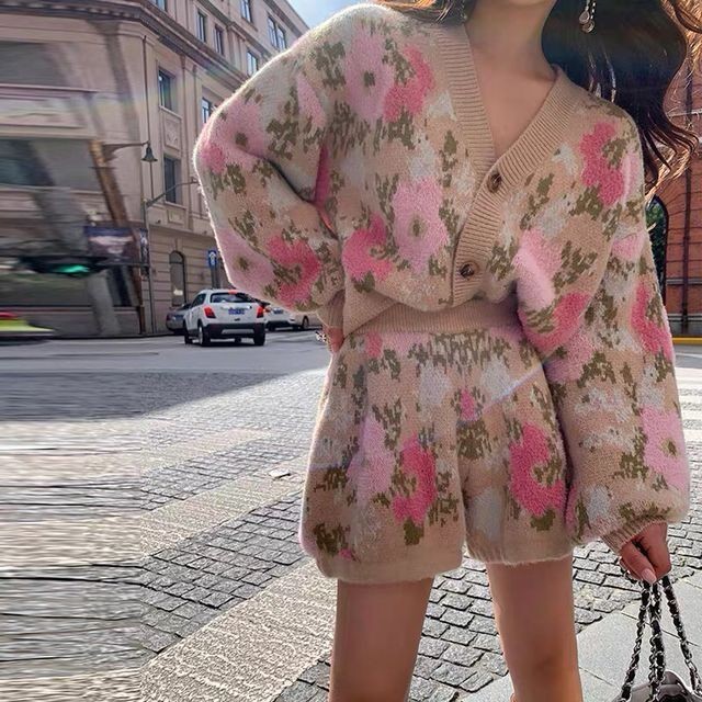 Women's Two Piece Pants Sweet Floral Pieces Knitting Suit For Women Spring Autumn V Neck Cardigan Outwear High Waist Shorts Lady Street 230202
Women's Two Piece Pants Sweet Floral Pieces Knitting Suit For Women Spring Autumn V Neck Cardigan Outwear High Waist Shorts Lady Street 230202