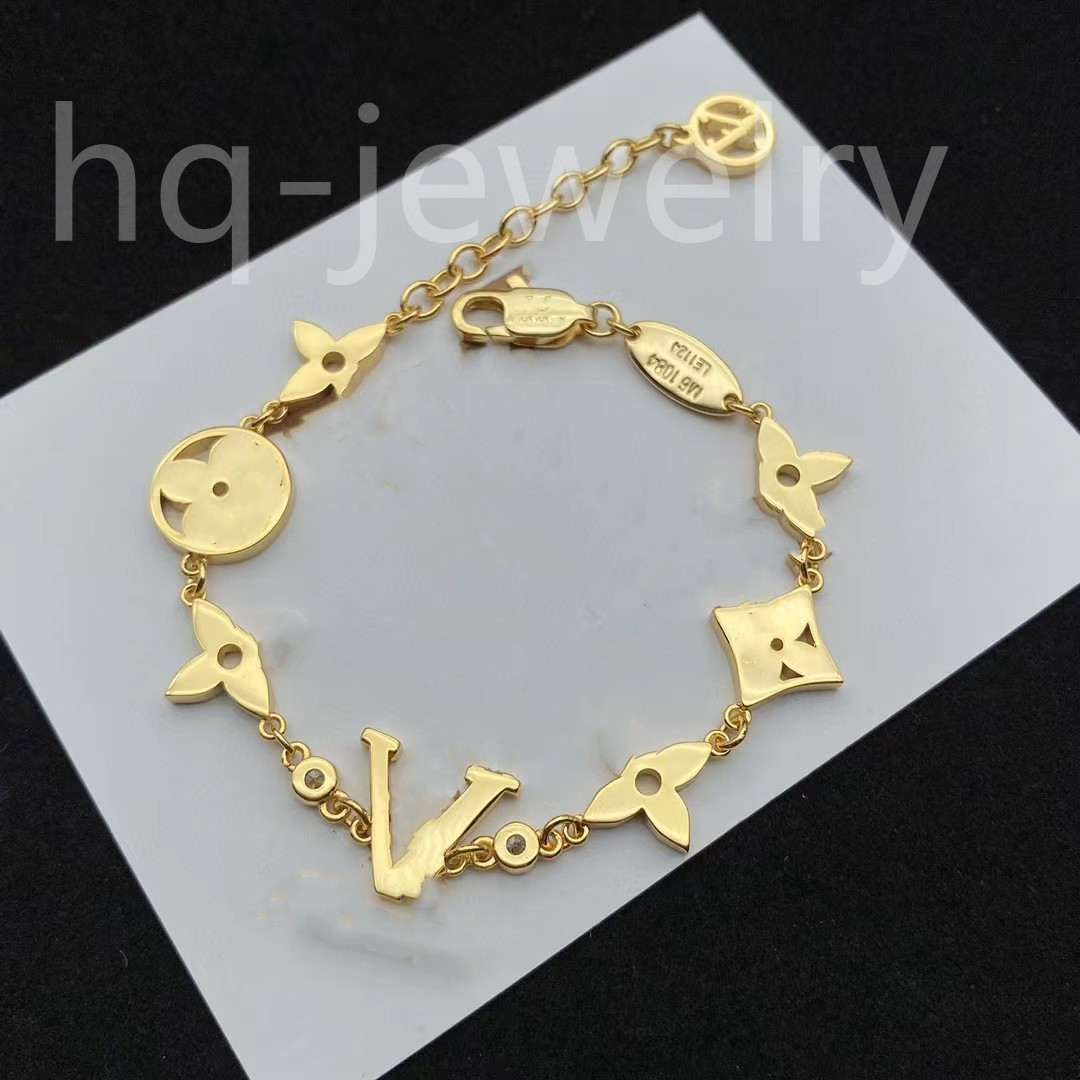 Luxury Designer Elegant Gold and Silver Bracelet Fashion Women's Letter Pendant Clover Bracelet Wedding Special Design Jewelry Quality
Luxury Designer Elegant Gold and Silver Bracelet Fashion Women's Letter Pendant Clover Bracelet Wedding Special Design Jewelry Quality