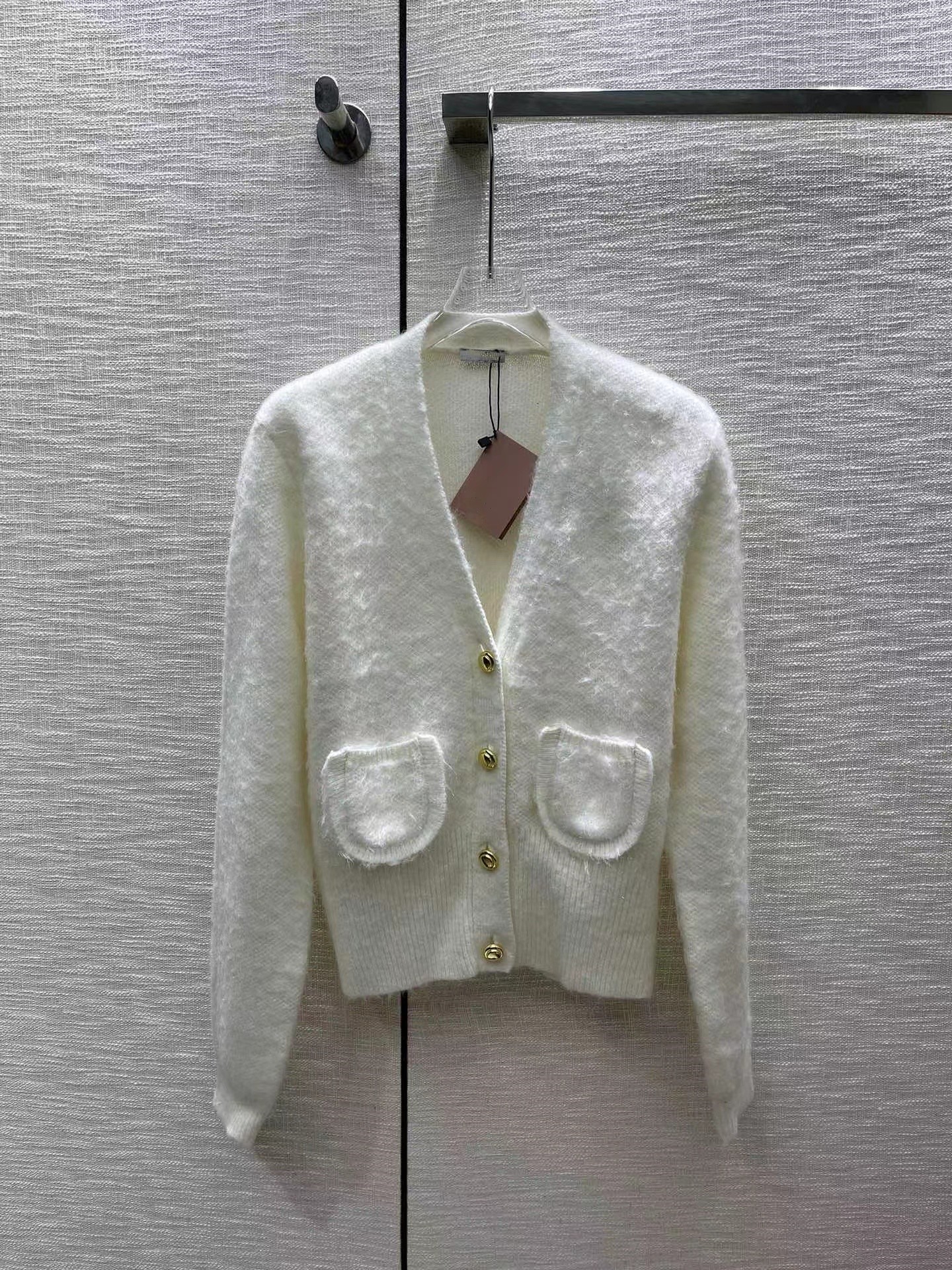 2023 New Spring Milan Runway Sweaters V Neck Long Sleeve High End Jacquard Cardigan Women' Designer Tops 0202-01, White
2023 New Spring Milan Runway Sweaters V Neck Long Sleeve High End Jacquard Cardigan Women' Designer Tops 0202-01, White