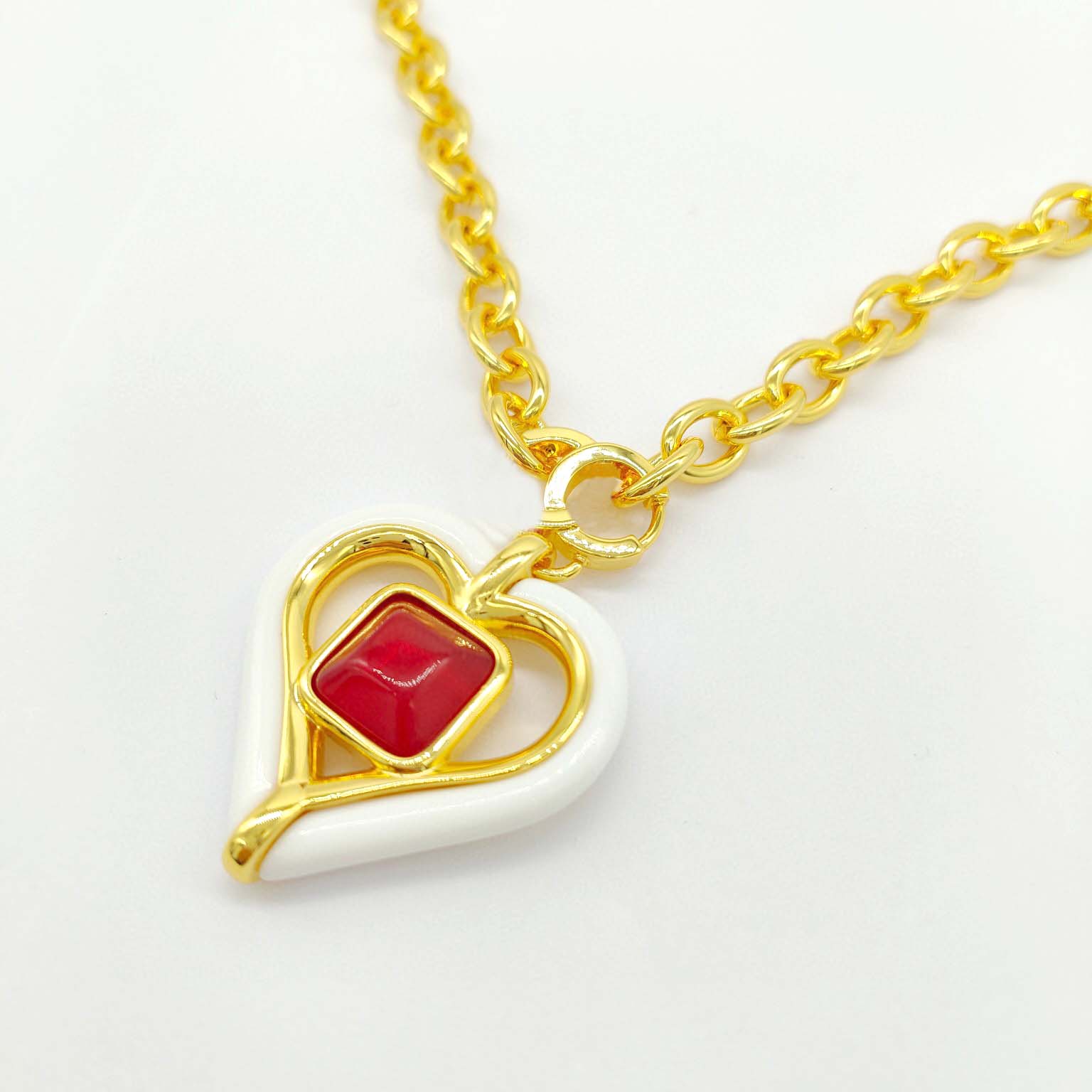 2023 Luxury quality Charm heart shape pendant necklace with red diamond in 18k gold plated have stamp box PS7520A
2023 Luxury quality Charm heart shape pendant necklace with red diamond in 18k gold plated have stamp box PS7520A