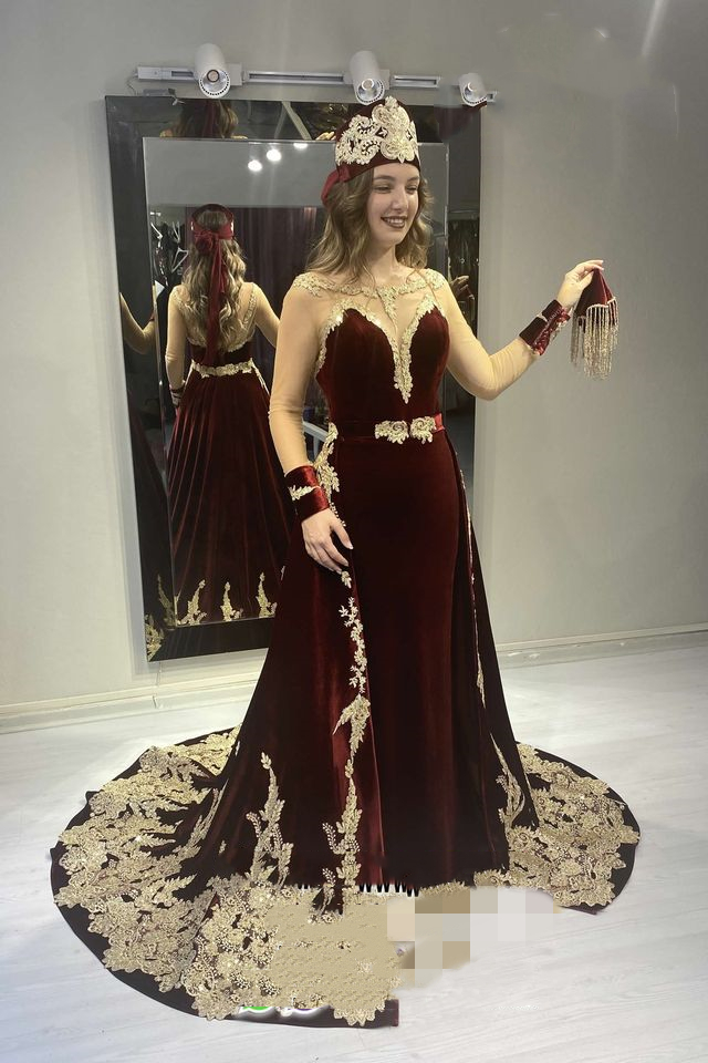 Sexy Backless Long Sleeves Evening Dresses Burgundy Velvet Celebrity Party Gowns With Detachable Train Gold Lace Applique Beaded Court Train Arabic Dubai Abaya, Purple
Sexy Backless Long Sleeves Evening Dresses Burgundy Velvet Celebrity Party Gowns With Detachable Train Gold Lace Applique Beaded Court Train Arabic Dubai Abaya, Purple