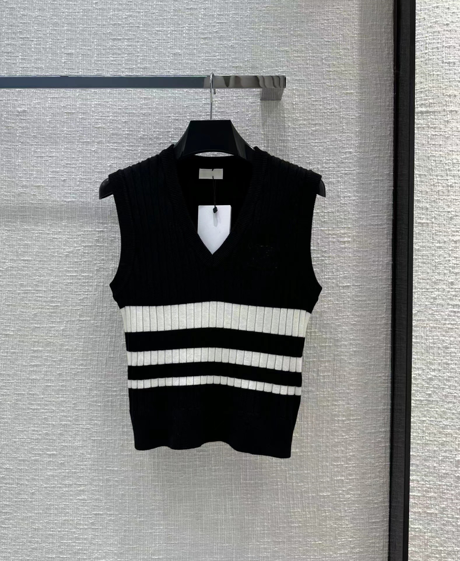 Milan Runway Women' Knits & Tees 2023 Spring Summer V Neck Sleeveless Print Women' Sweaters High End Jacquard Pullover Designer Sweater 0202-11, Black
Milan Runway Women' Knits & Tees 2023 Spring Summer V Neck Sleeveless Print Women' Sweaters High End Jacquard Pullover Designer Sweater 0202-11, Black