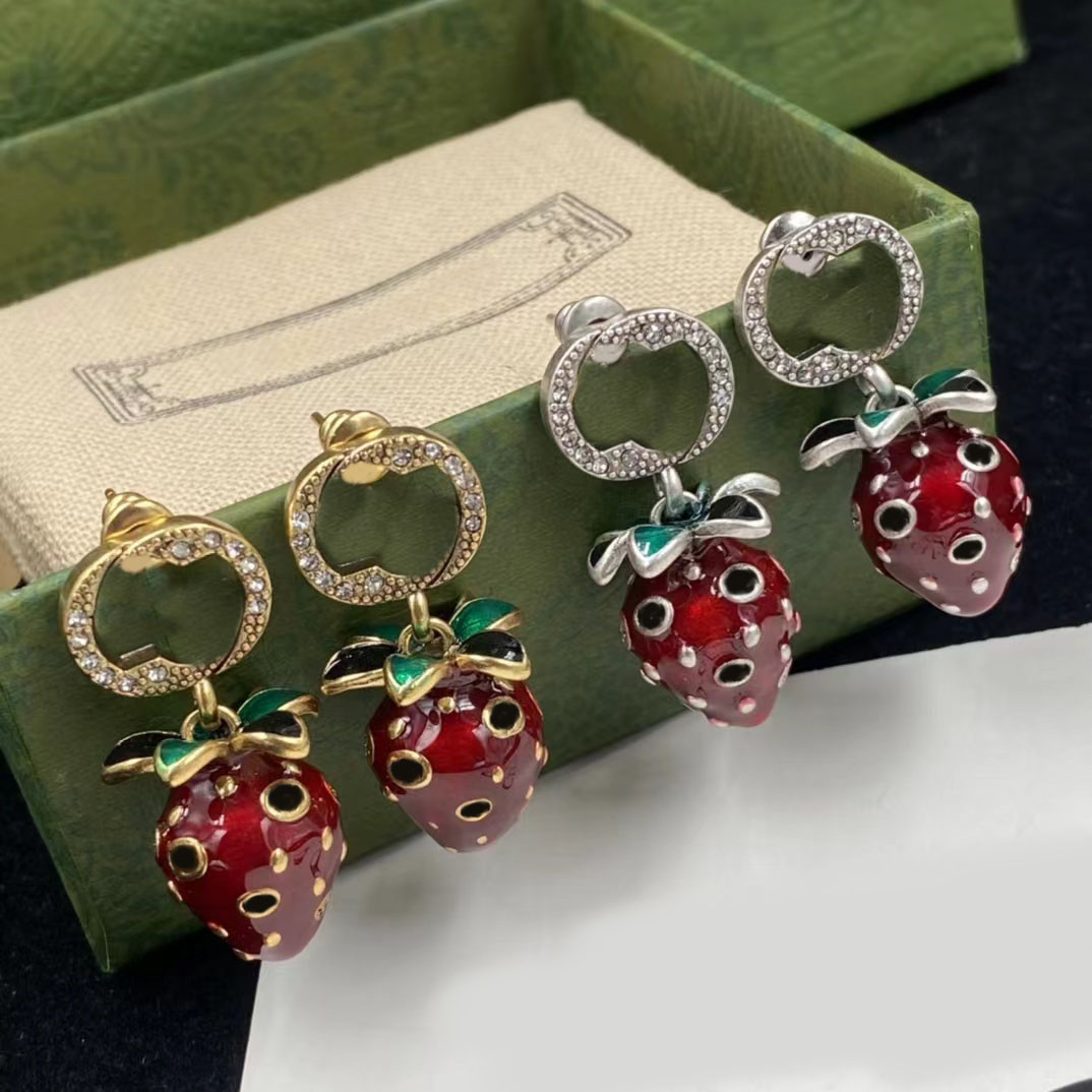 Strawberry aretes charm earrings 18k gold-plated silver-plated brass material resin streamer luxury earrings designer for women. Wedding Bridal with gift box
Strawberry aretes charm earrings 18k gold-plated silver-plated brass material resin streamer luxury earrings designer for women. Wedding Bridal with gift box