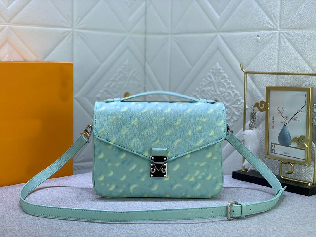 Genuine leather Messenger Bag handbag Designers Crossbody Bags Glimmering Embossing Genuine Leather Cross Body evening bag luxurys stardust rainbow Crossbody, Box
Genuine leather Messenger Bag handbag Designers Crossbody Bags Glimmering Embossing Genuine Leather Cross Body evening bag luxurys stardust rainbow Crossbody, Box