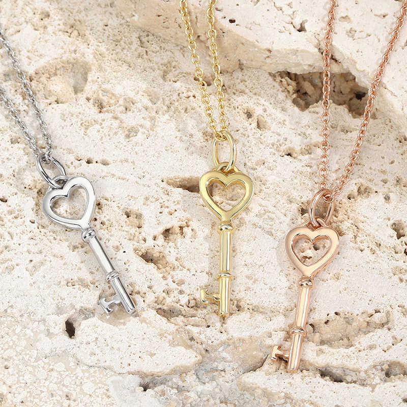 Pendant Necklaces Heart Shaped Key Necklaces S925 Sterling Silver Elegant Charm High Quality Jewelry Gifts for Women G230202
Pendant Necklaces Heart Shaped Key Necklaces S925 Sterling Silver Elegant Charm High Quality Jewelry Gifts for Women G230202