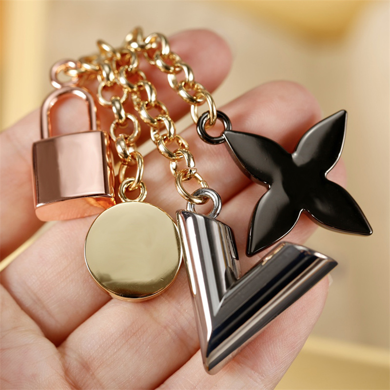 Designer Keychains Luxury Men Car Key Chain Women Fashion Bags Lovers Keyrings Golden Buckle Chains Letters Lock Keychain
Designer Keychains Luxury Men Car Key Chain Women Fashion Bags Lovers Keyrings Golden Buckle Chains Letters Lock Keychain