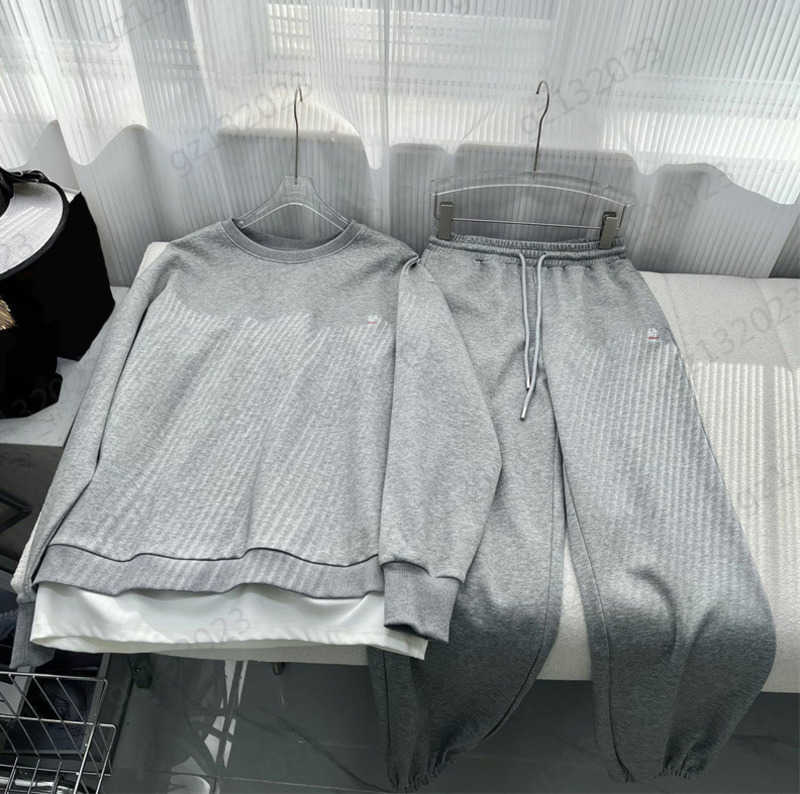 Womens Two Piece Pants Front Logo Decoration Round Neck Long Sleeve Silhouette Sweatshirt High Waist Drawstring Loose Casual Pants Fashion Women Two Piece Set 1970
Womens Two Piece Pants Front Logo Decoration Round Neck Long Sleeve Silhouette Sweatshirt High Waist Drawstring Loose Casual Pants Fashion Women Two Piece Set 1970