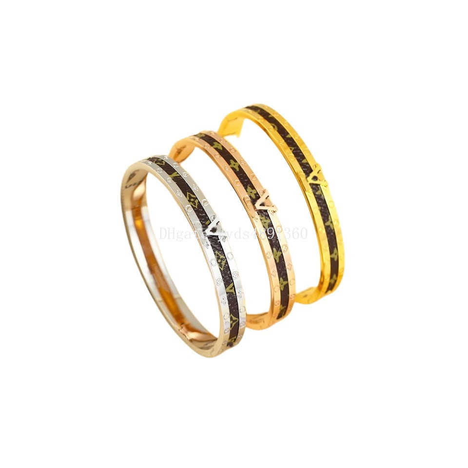 Designer Women Bangle Luxury Charm Bracelet Letter V 18K Gold 4 Leaf Grass Girl Wedding Love Gift Fashion Brand Jewelry High sense Full Personality
Designer Women Bangle Luxury Charm Bracelet Letter V 18K Gold 4 Leaf Grass Girl Wedding Love Gift Fashion Brand Jewelry High sense Full Personality