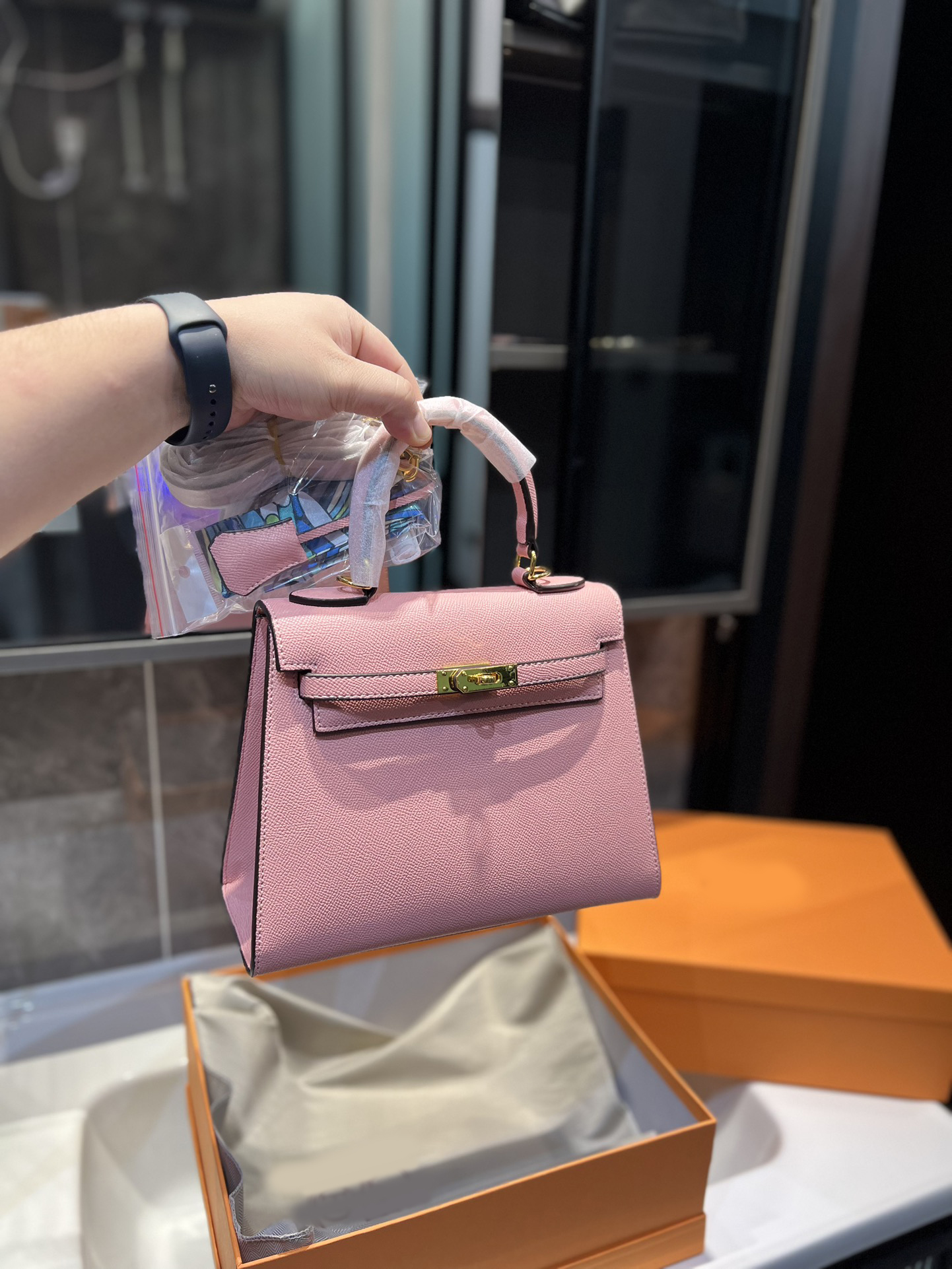 designer bag trapstar birkin tote alma bb Litchi pattern steel hardware luxury cosmetic coin purse hand 8a quality classic soft cowhide dicky0750d, Pink
designer bag trapstar birkin tote alma bb Litchi pattern steel hardware luxury cosmetic coin purse hand 8a quality classic soft cowhide dicky0750d, Pink