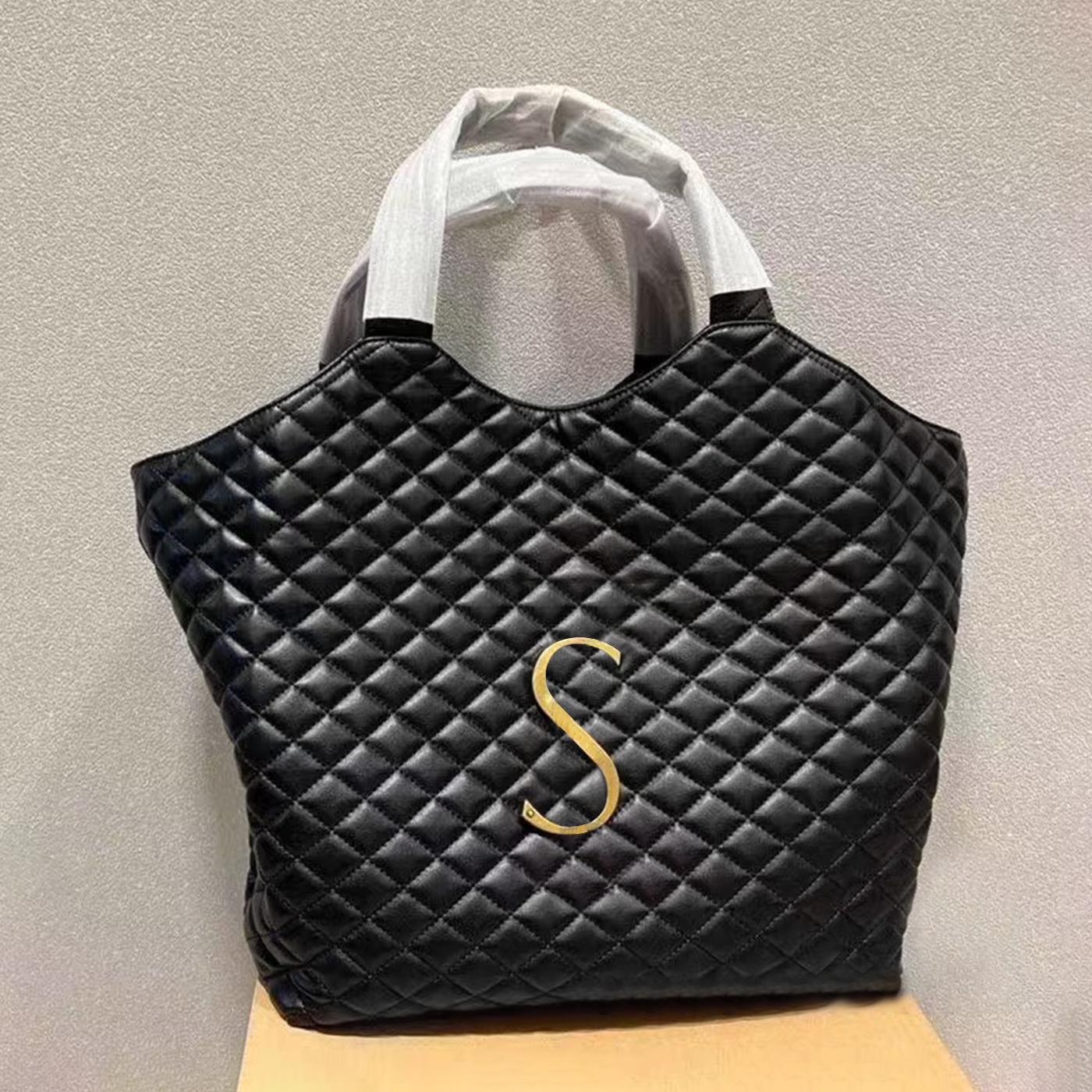 Luxurys Designers Icarebag large Shoulder Bags women Glambskin totes card holder Cross Body totes Genuine leather Key Wallets men hangbag Holders cards coins purse, Black
Luxurys Designers Icarebag large Shoulder Bags women Glambskin totes card holder Cross Body totes Genuine leather Key Wallets men hangbag Holders cards coins purse, Black