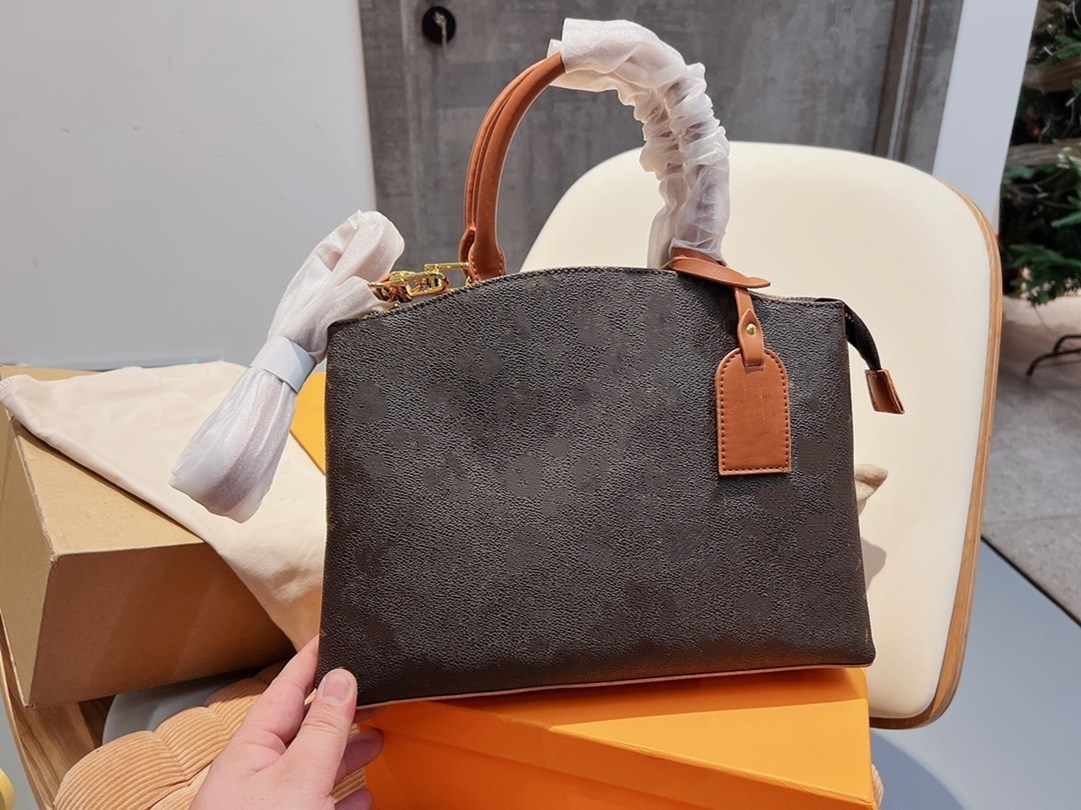 YY Luxury bag designer ONTHEGO portable shopping handbag evening bag handbag purse shoulder bag messenger bag luxury bag
YY Luxury bag designer ONTHEGO portable shopping handbag evening bag handbag purse shoulder bag messenger bag luxury bag