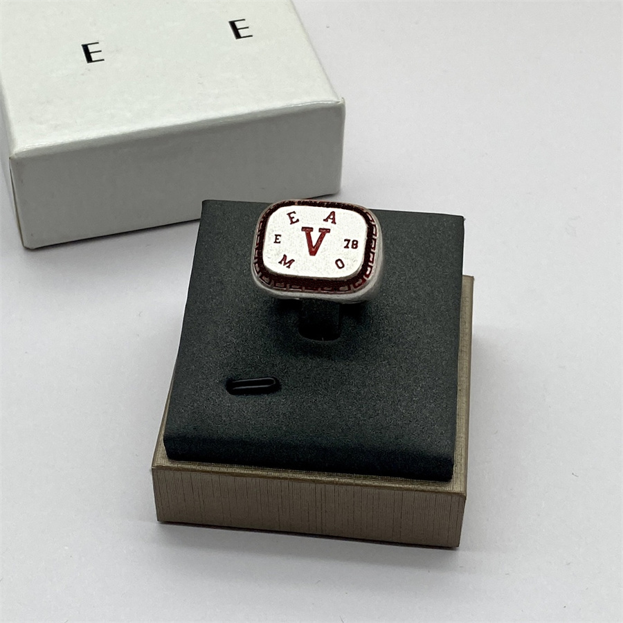 Fashion Brand Big Head Pendant Necklace V And Rings Suit Luxurys Mens Hip Hop Jewelrys Ring Good Quality Western Love Coming With Box 2023
Fashion Brand Big Head Pendant Necklace V And Rings Suit Luxurys Mens Hip Hop Jewelrys Ring Good Quality Western Love Coming With Box 2023
