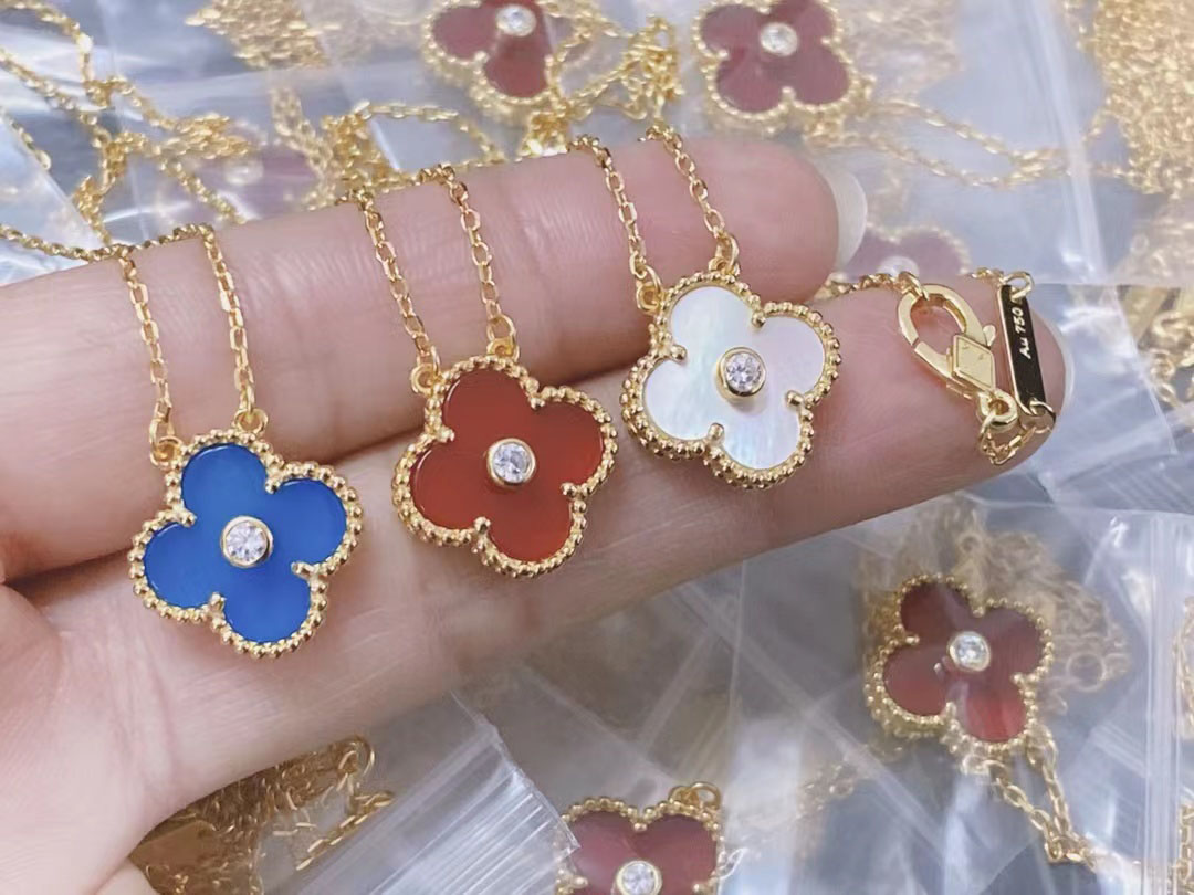 Designer brand Brand clover Luxury pendant necklace for women 4 leaf laser short choker necklaces with shining diamond wedding jewelry valentines
Designer brand Brand clover Luxury pendant necklace for women 4 leaf laser short choker necklaces with shining diamond wedding jewelry valentines