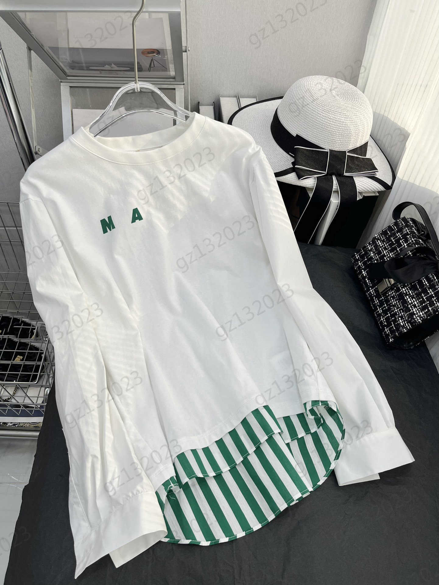 Fake Two Pieces T-shirts Bump Color Letter Decoration Crewneck Pullover Long Sleeves T-shirt Silhouette Slimming Simple Designer Tops White T-shirts For Women
Fake Two Pieces T-shirts Bump Color Letter Decoration Crewneck Pullover Long Sleeves T-shirt Silhouette Slimming Simple Designer Tops White T-shirts For Women
