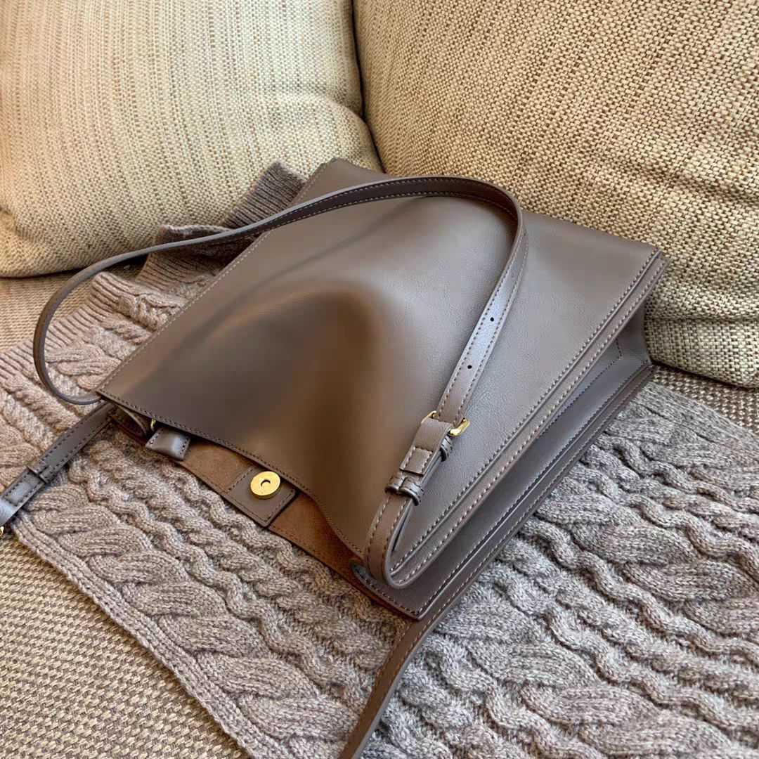 Cowhide Tote Shopping Bag New Style Korean Shoulder Women's Fashion Messenger Commuter Bucket Leather, Black
Cowhide Tote Shopping Bag New Style Korean Shoulder Women's Fashion Messenger Commuter Bucket Leather, Black