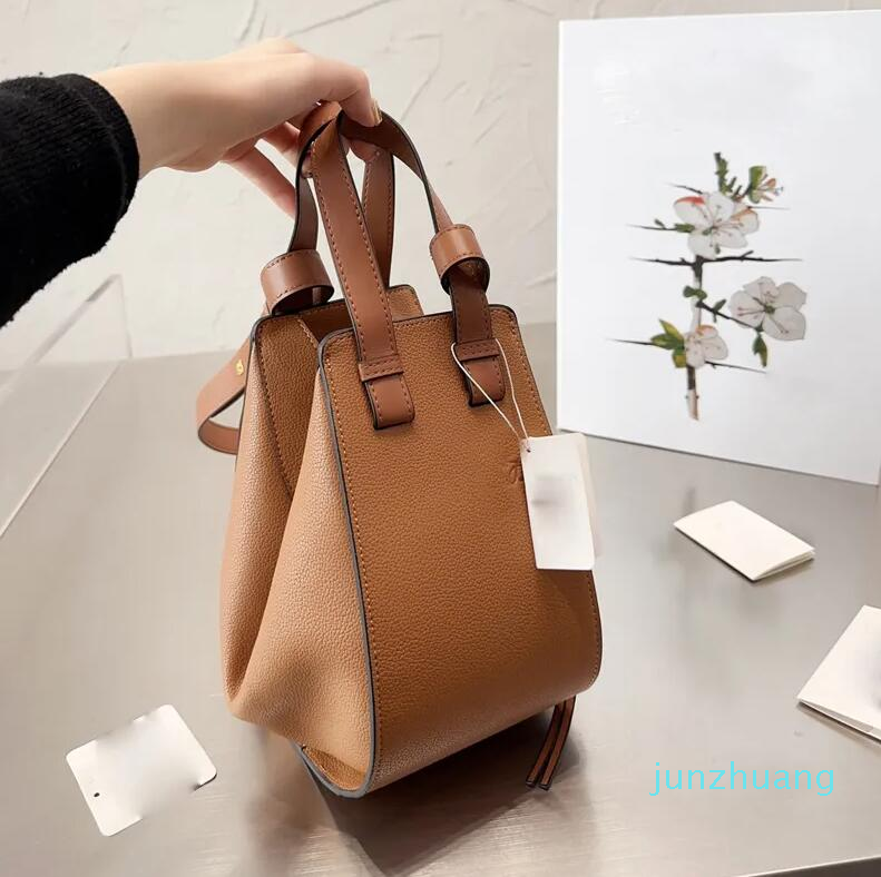 New Handlock Bag Women Shoulder Bags Designer Handbags Arc Drop 22 Cross Body Bag Luxury Middle Zipper Totes Cowide Large Capacity Cowhide Purses
New Handlock Bag Women Shoulder Bags Designer Handbags Arc Drop 22 Cross Body Bag Luxury Middle Zipper Totes Cowide Large Capacity Cowhide Purses