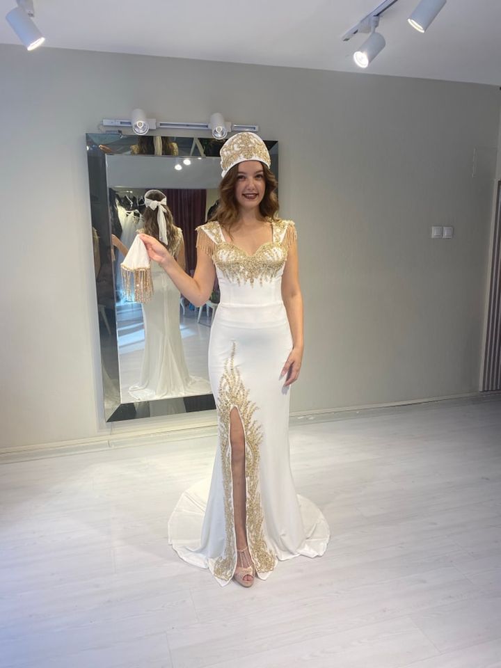Elegant Arabic Long White Evening Dresses With Gold Lace Applique Tassel Beading Sleeveless Satin Kaftan Prom Dress 2023 Chic Long Celebrity Party Gow