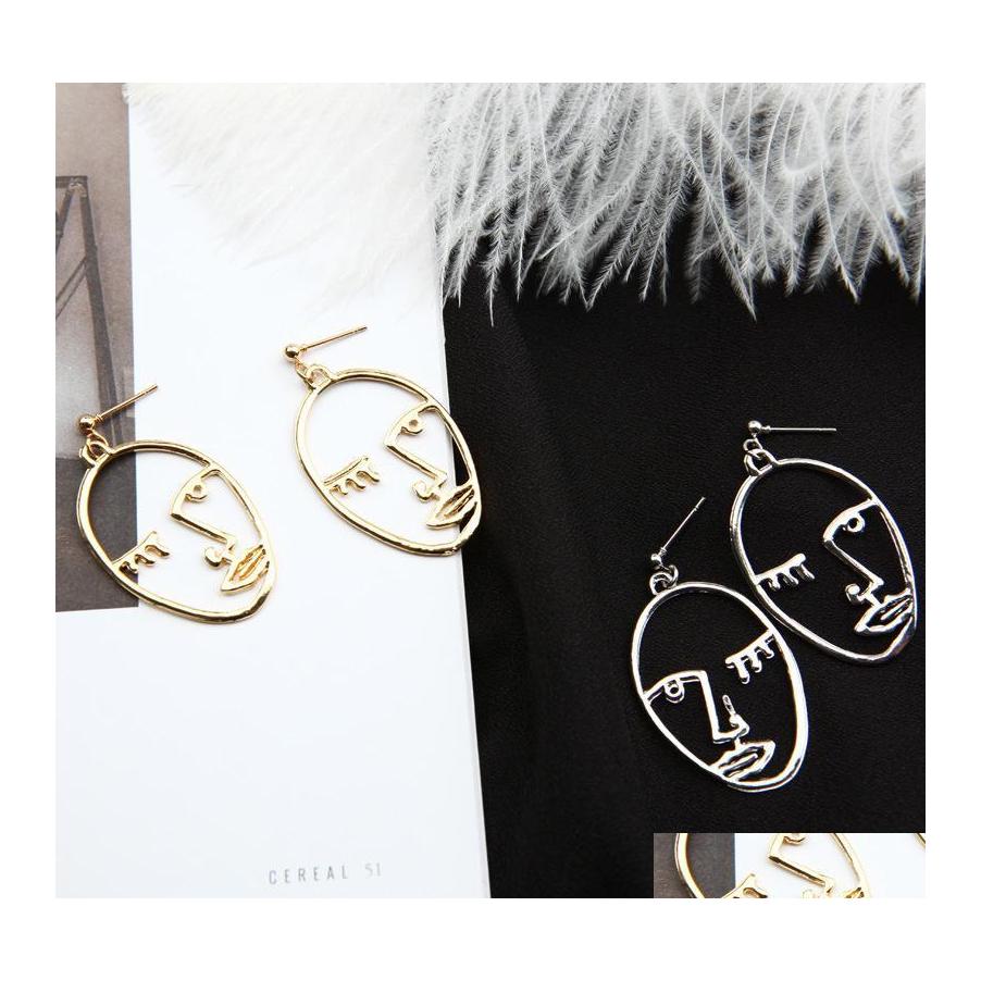Dangle Chandelier European And American Eccentric Personality Metal Minimalist Earring Alloy Plating Hollow Hand Face Stud Earring Otjvd
Dangle Chandelier European And American Eccentric Personality Metal Minimalist Earring Alloy Plating Hollow Hand Face Stud Earring Otjvd