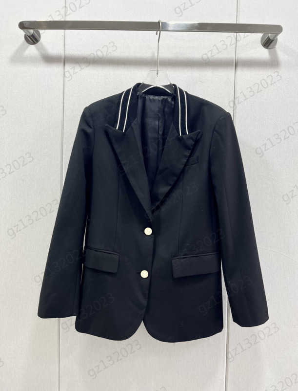 Womens Suit Jacket British Style Custom Button Lapel Jackets Imported Fabric Splicing Soft Lining Temperament Joker Outerwear Designer Jacket 1970
Womens Suit Jacket British Style Custom Button Lapel Jackets Imported Fabric Splicing Soft Lining Temperament Joker Outerwear Designer Jacket 1970
