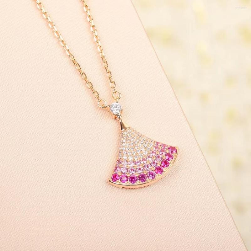 Chains 925 Sterling Silver 18K Gold Plated Skirt Pendant Necklace Choker Fashion Brand Classic European Luxury Jewelry For Women Gifts
Chains 925 Sterling Silver 18K Gold Plated Skirt Pendant Necklace Choker Fashion Brand Classic European Luxury Jewelry For Women Gifts