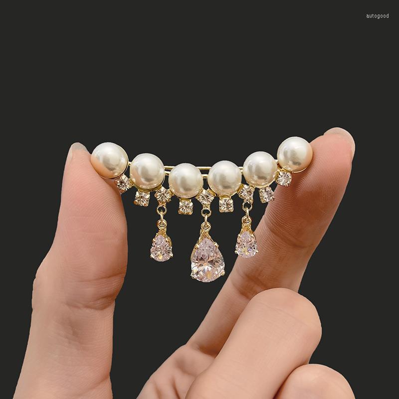 Brooches Stylish Simple Creative Brooch Trendy Pearl Tassel Pin Personality Crystal Suit Coat Accessories Women Temperament Corsage
Brooches Stylish Simple Creative Brooch Trendy Pearl Tassel Pin Personality Crystal Suit Coat Accessories Women Temperament Corsage