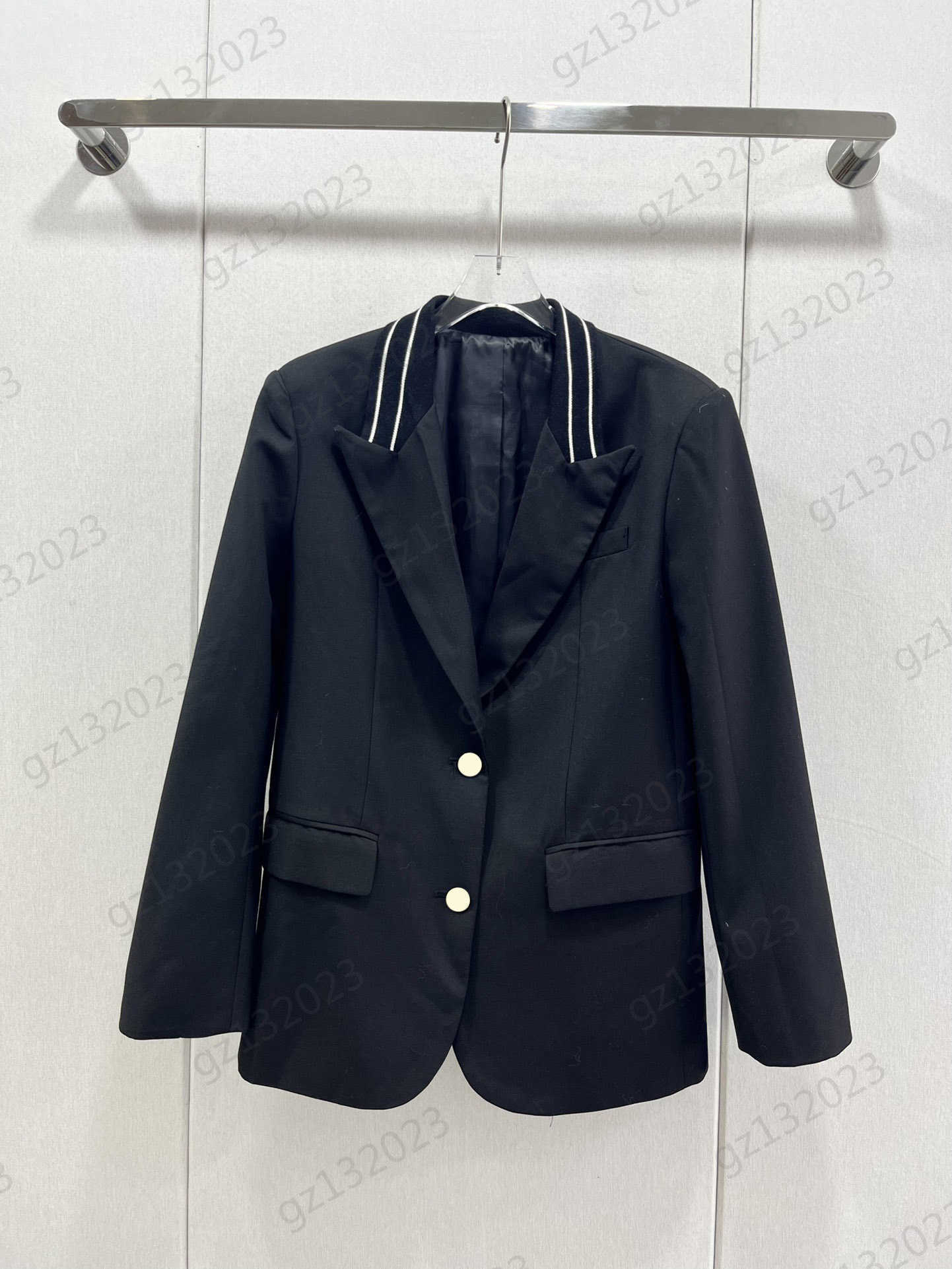 Womens Suit Jacket British Style Custom Button Lapel Jackets Imported Fabric Splicing Soft Lining Temperament Joker Outerwear Designer Jacket
Womens Suit Jacket British Style Custom Button Lapel Jackets Imported Fabric Splicing Soft Lining Temperament Joker Outerwear Designer Jacket