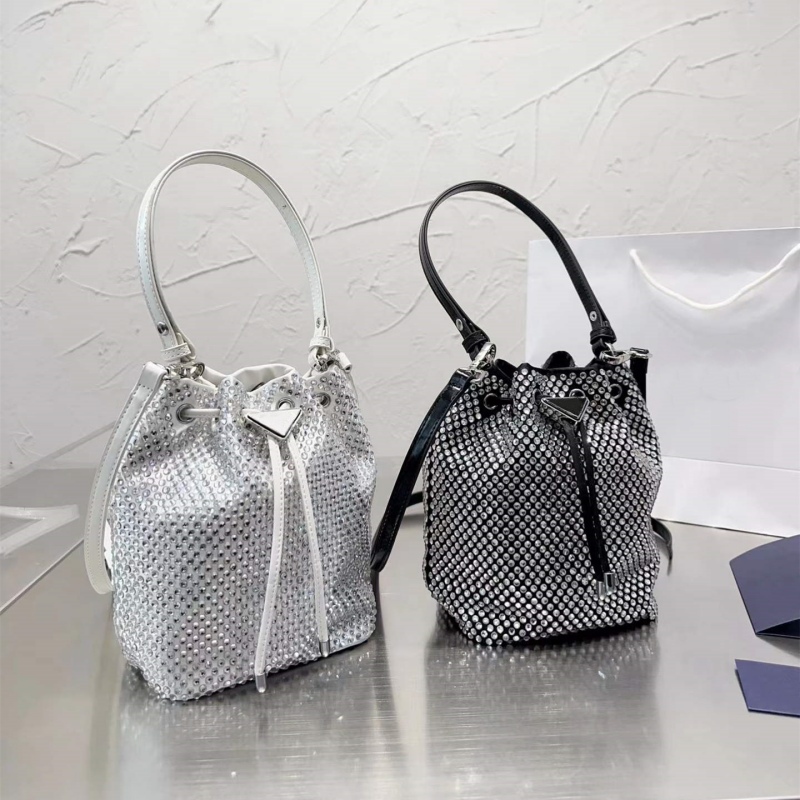 Mini Crystal Bucket Bags designer bag Beading Diamond crossbody shoulder bag fashion handbag purse Glittering Shining Cross Body Triangle 5A 2023, Black(9*7*12cm)
Mini Crystal Bucket Bags designer bag Beading Diamond crossbody shoulder bag fashion handbag purse Glittering Shining Cross Body Triangle 5A 2023, Black(9*7*12cm)