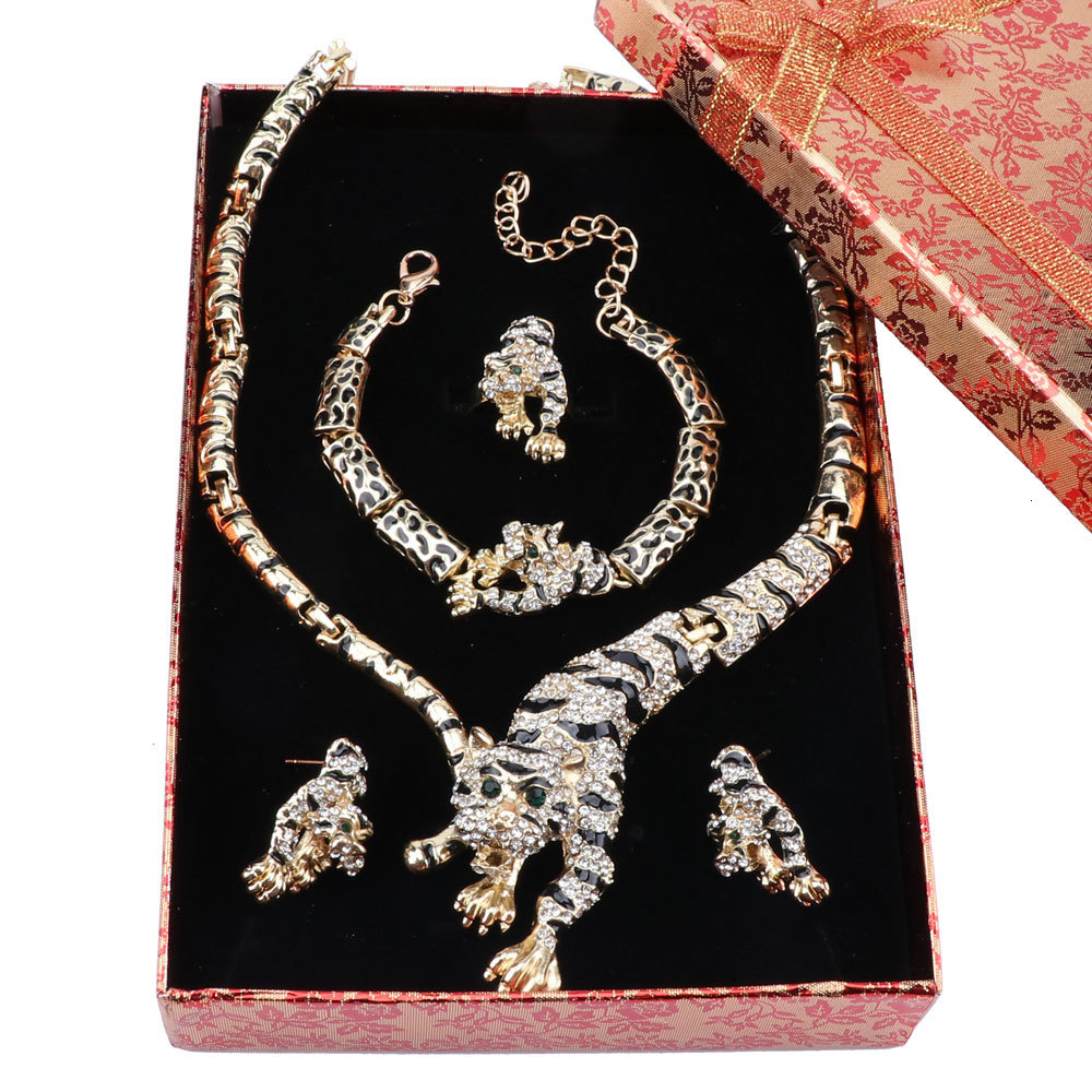 Wedding Jewelry Sets CYNTHIA Women Fashion Leopard Crystal Gold Color Necklace Earrings Bracelet Ring Accessories With Gift Boxes 230203
Wedding Jewelry Sets CYNTHIA Women Fashion Leopard Crystal Gold Color Necklace Earrings Bracelet Ring Accessories With Gift Boxes 230203