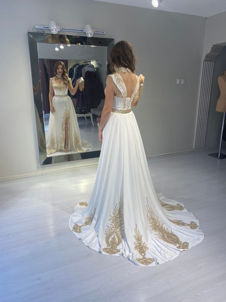 Elegant Arabic Long White Evening Dresses With Gold Lace Applique Tassel Beading Sleeveless Satin Kaftan Prom Dress 2023 Chic Long Celebrity Party Gow