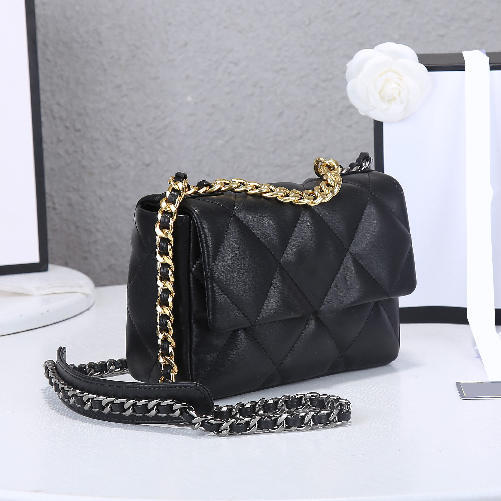 Classic Mini 19 Lambskin Black Quilted Bags Gold Bracelet Chain Handle Totes Turn Lock Crossbody Shoulder Diamond Lattice Designer 8A Handbags 20CM, Box
Classic Mini 19 Lambskin Black Quilted Bags Gold Bracelet Chain Handle Totes Turn Lock Crossbody Shoulder Diamond Lattice Designer 8A Handbags 20CM, Box