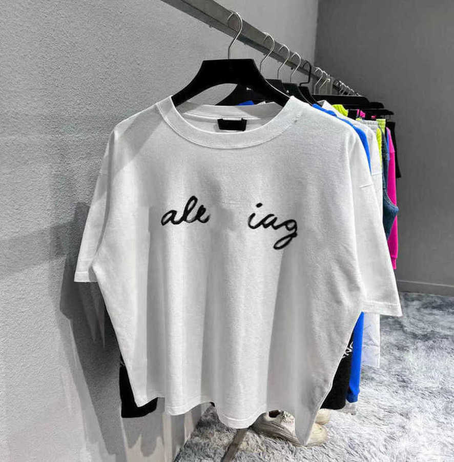 23SSS Designer Graffiti Balencigas Cursive Signature T Shirt Smiling Sport Printed Brand Men Women T-shirts Front Letters Woman T Shirts Fashion Sports
23SSS Designer Graffiti Balencigas Cursive Signature T Shirt Smiling Sport Printed Brand Men Women T-shirts Front Letters Woman T Shirts Fashion Sports