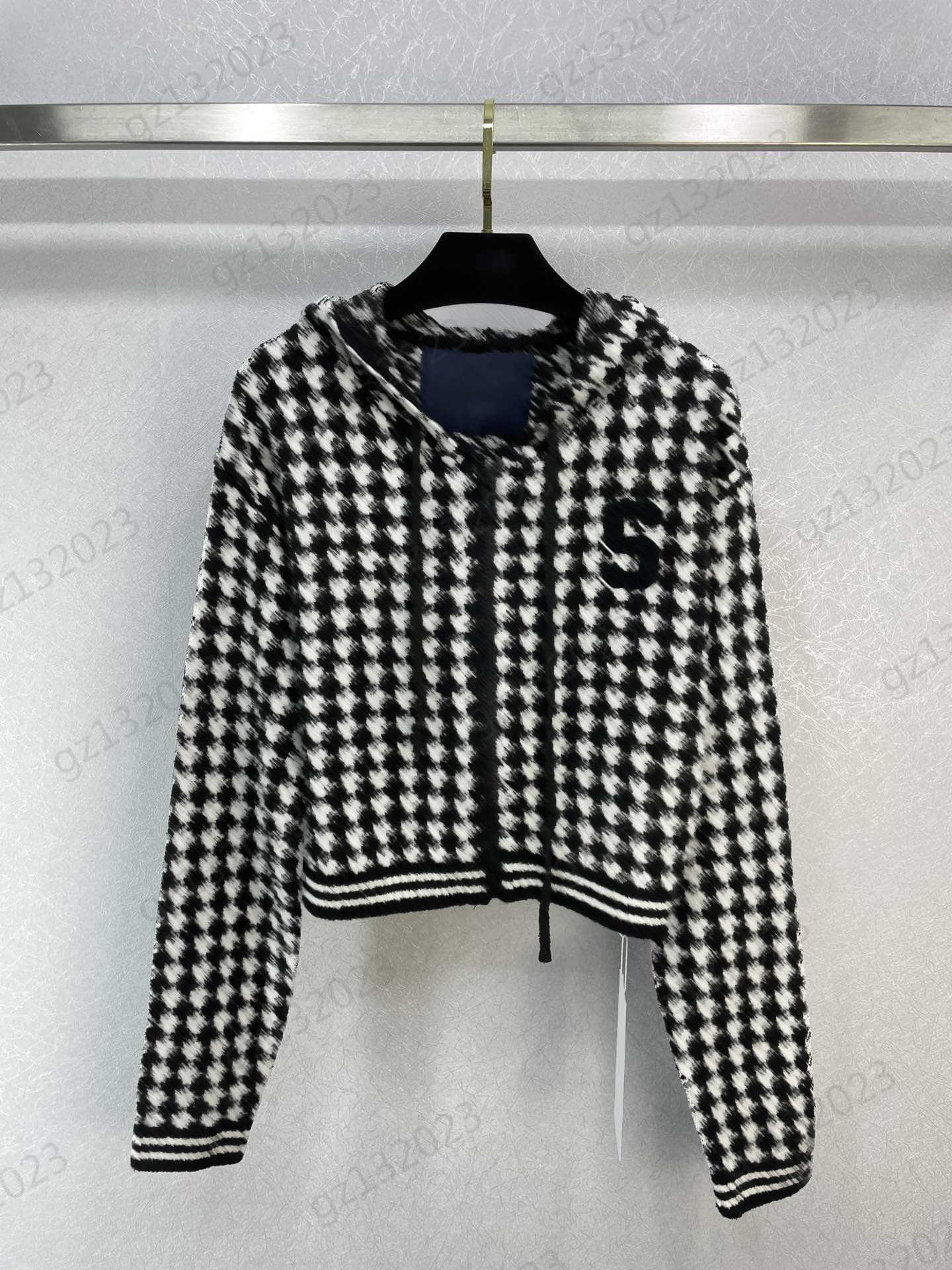 Cardigan Sweater Letters Embroidery Plaid Short Hooded Knitted Cardigans Hem Splicing Striped Webbing With Long Sleeve Zipper Knitwear Essential Sweater
Cardigan Sweater Letters Embroidery Plaid Short Hooded Knitted Cardigans Hem Splicing Striped Webbing With Long Sleeve Zipper Knitwear Essential Sweater