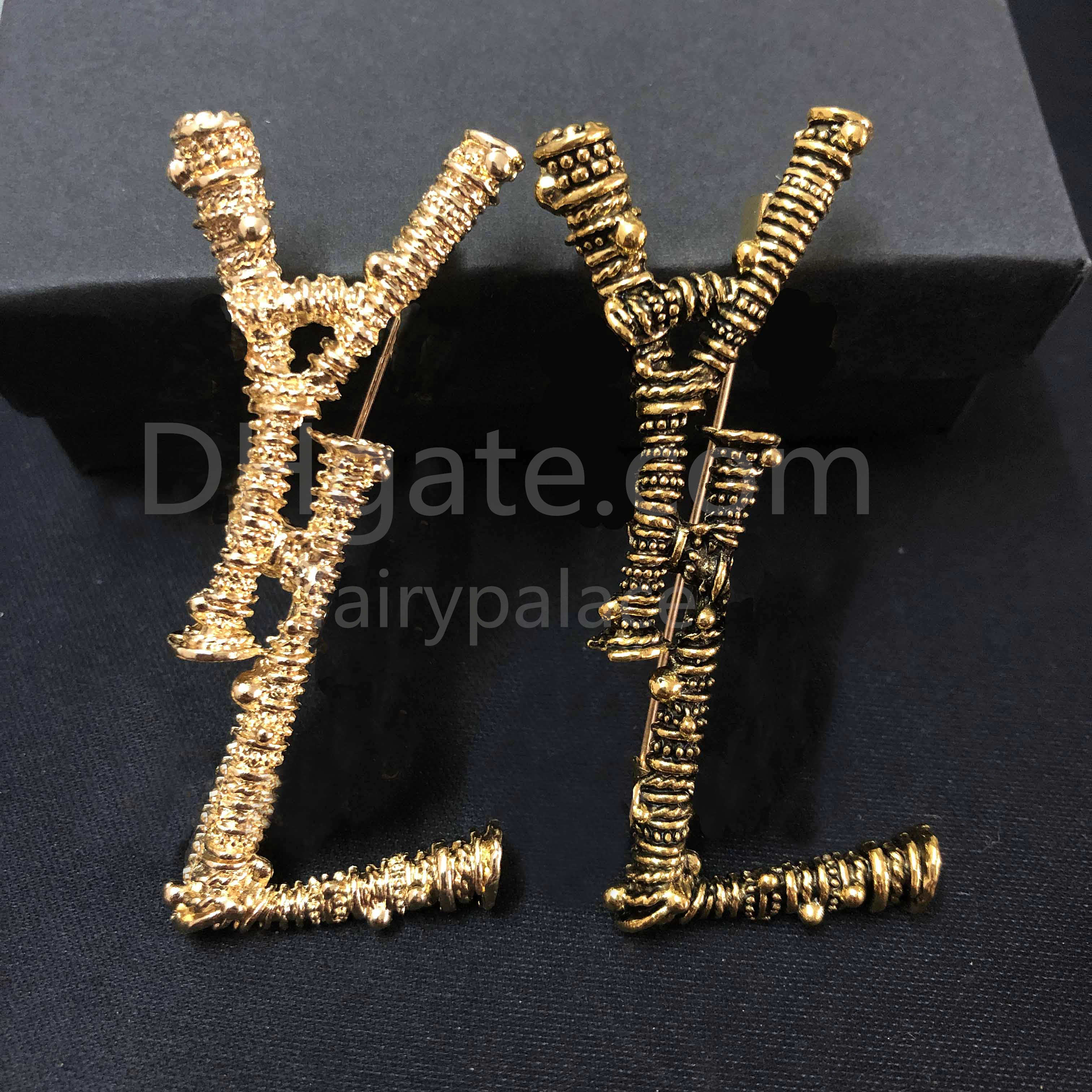 New Top-quality Luxury Designer Men Women Pins Brooches Gold Silver Letter Brooch Pin Suit Dress Pins for Party Nice Gift Specifications wholesale gift
New Top-quality Luxury Designer Men Women Pins Brooches Gold Silver Letter Brooch Pin Suit Dress Pins for Party Nice Gift Specifications wholesale gift