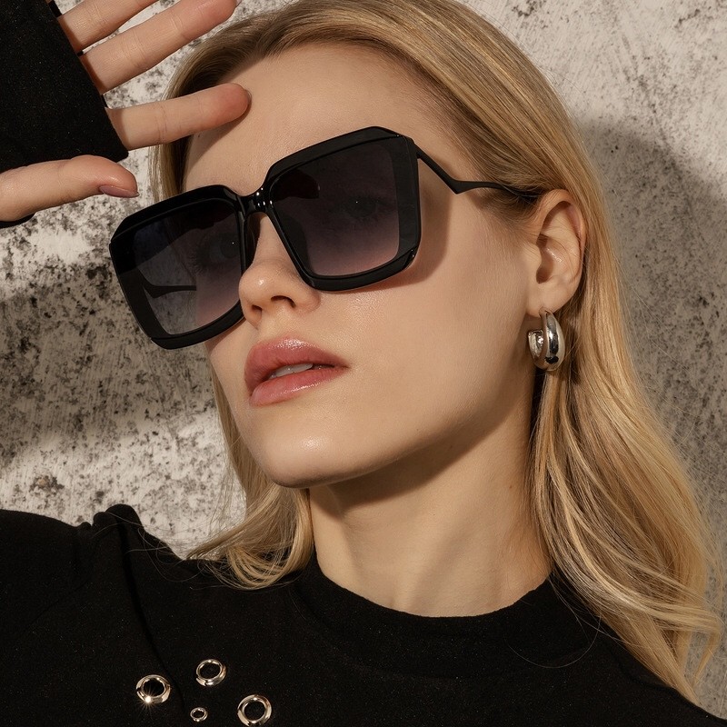 Fashion designer sunglasses Men classic attitude 1468 Metal square frame Popular retro avant-garde outdoor uv 400 protection sunglasses 2023
Fashion designer sunglasses Men classic attitude 1468 Metal square frame Popular retro avant-garde outdoor uv 400 protection sunglasses 2023