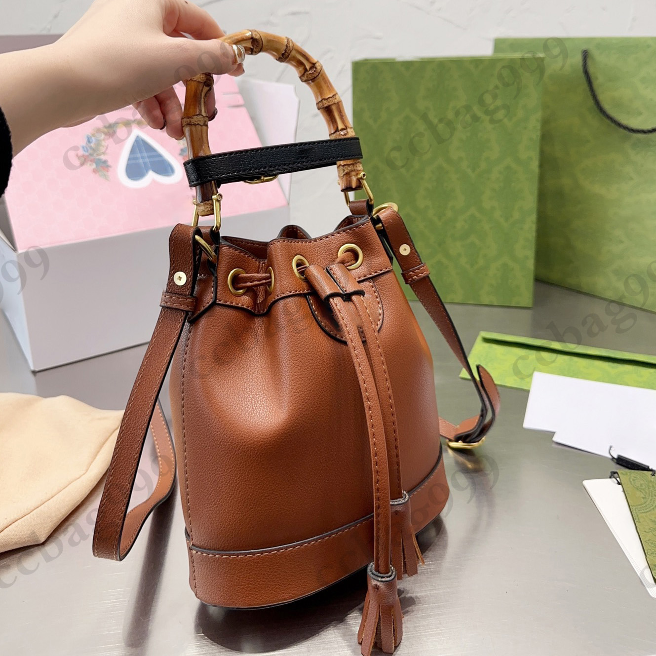 Designer Diana Bamboo Handle Mini Bucket Bags Italian Luxury Handbags Genuine Leather Shoulder Strap Crossbody Large Capacity Womens Drawcord Wallets 20x19CM, Box
Designer Diana Bamboo Handle Mini Bucket Bags Italian Luxury Handbags Genuine Leather Shoulder Strap Crossbody Large Capacity Womens Drawcord Wallets 20x19CM, Box